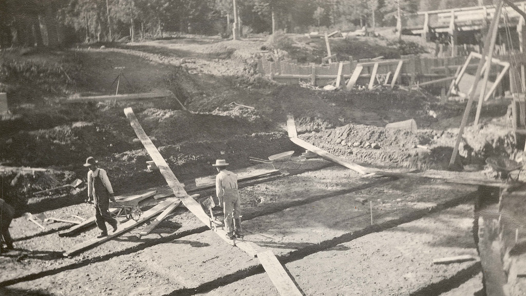 Tranchée de drainage au pied des fondations d'une maison